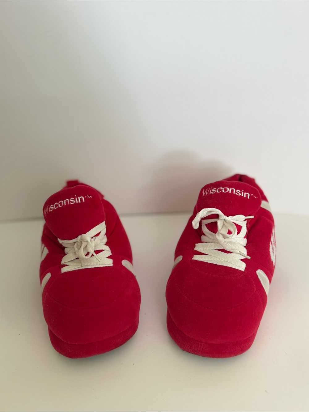 Comfy Feet Wisconsin Badgers NCAA Slippers Red White Laces W Logo Wisconsin